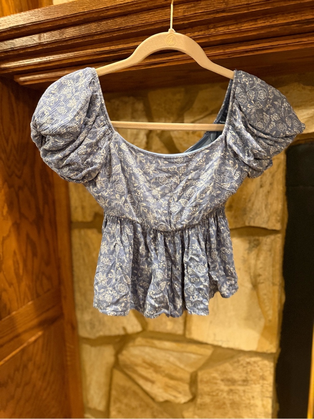 Francesca's Collections Blue Floral Puff-Sleeve Peplum Crop Top